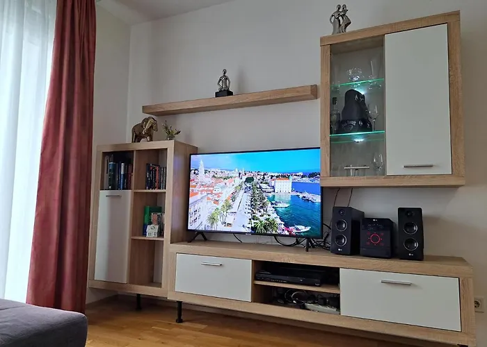 Mariposa, Apartment With Balcony, Private Parking In The Garage, Near The Biggest Shopping Center Mall Of Split