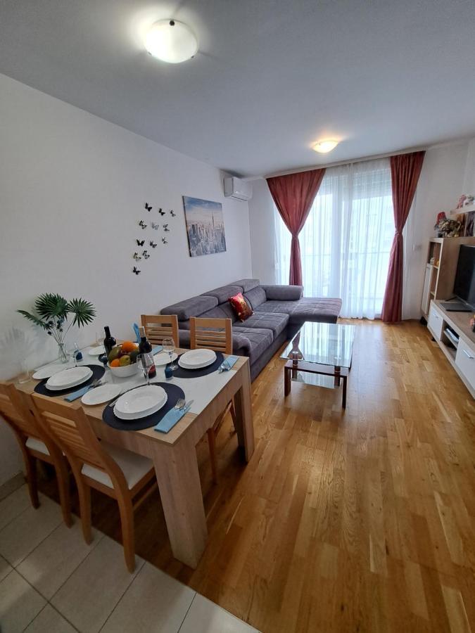 Mariposa, With Balcony, Private Parking In The Garage, Near The Biggest Shopping Center Mall Of Split