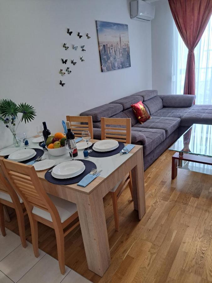 Mariposa: Balcony With Parking Near Split's Largest Mall Apartma Split