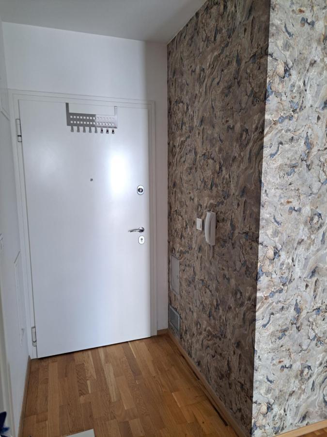 Mariposa: Balcony With Parking Near Split's Largest Mall Apartma