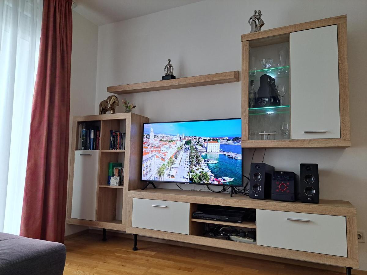 Apartma Mariposa: Balcony With Parking Near Split's Largest Mall *