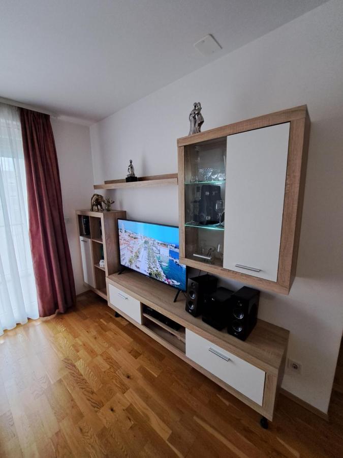 Mariposa: Balcony With Parking Near Split's Largest Mall Apartma Split