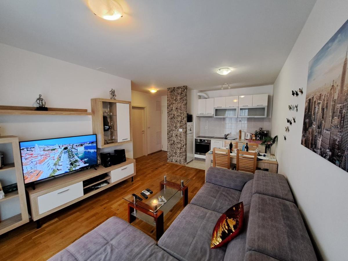 Apartma Mariposa: Balcony With Parking Near Split's Largest Mall