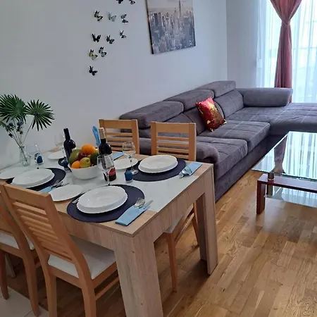 Mariposa, Apartment With Balcony, Private Parking In The Garage, Near The Biggest Shopping Center Mall Of Split Exterior photo