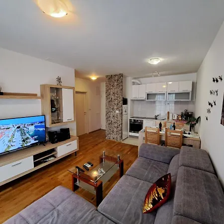 Mariposa, Apartment With Balcony, Private Parking In The Garage, Near The Biggest Shopping Center Mall Of Split Exterior photo