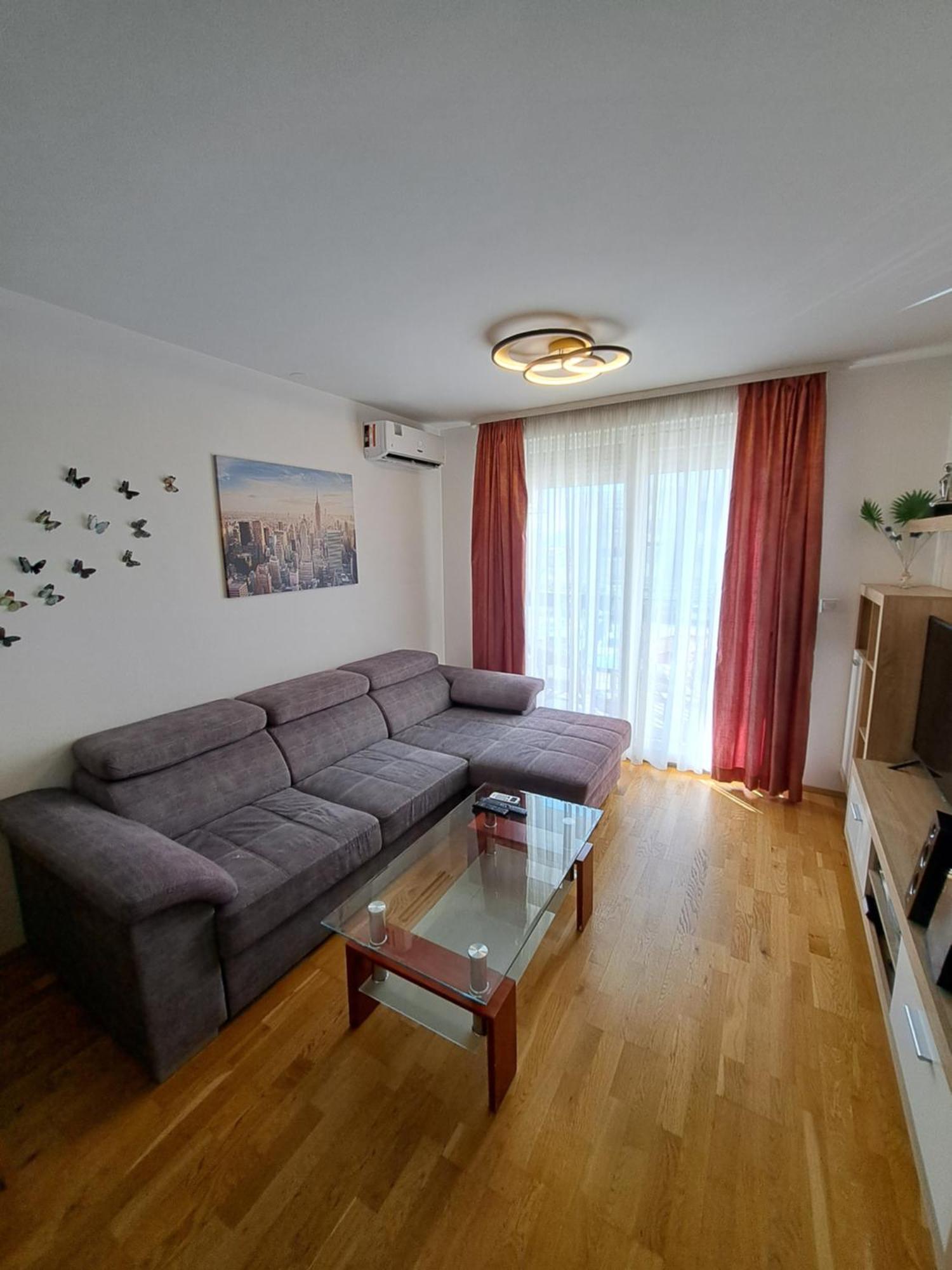 Apartament Mariposa, With Balcony, Private Parking In The Garage, Near The Biggest Shopping Center Mall Of *